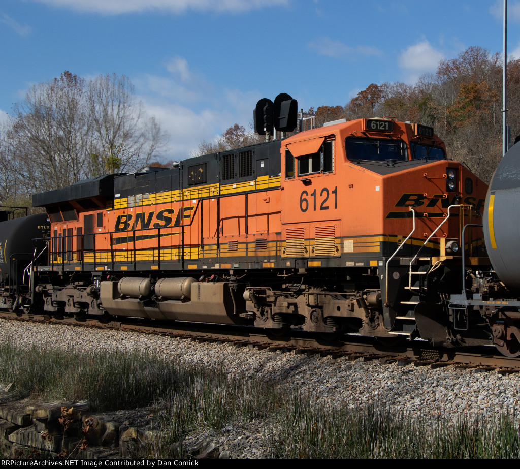 BNSF 6121